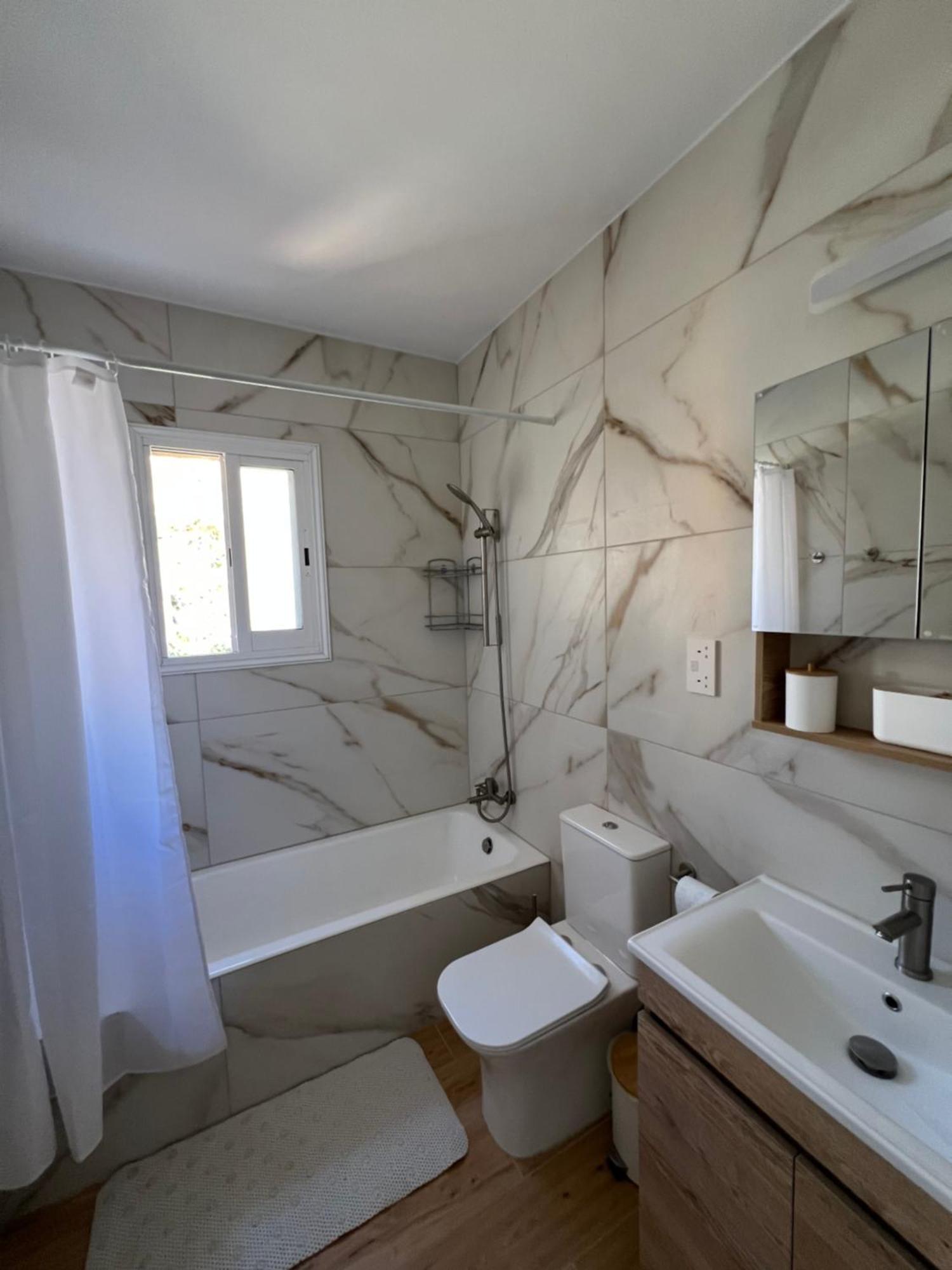 Iris Village Grand Apartment Paphos Exterior foto